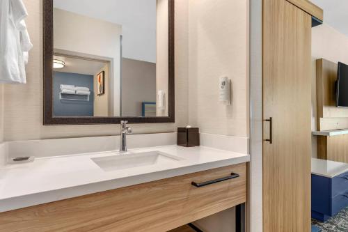 Bilik mandi di Country Inn & Suites by Radisson, Modesto-Salida