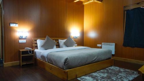 เตียงในห้องที่ Rema Resort
