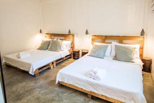Krevet ili kreveti u jedinici u okviru objekta SAYA Nest Self-Service Home in Rainforest Nest with Kitchen - Monkeys, Bats, Pet Friendly with a Fee