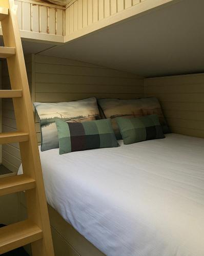 - un lit superposé avec deux oreillers dans l'établissement La cabine, à Saint-Cloud