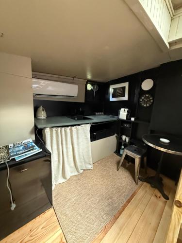 une petite cuisine avec un évier et une table dans l'établissement La cabine, à Saint-Cloud