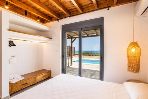 Postel nebo postele na pokoji v ubytování Cato Agro 3, Seafront Villa with Private Pool