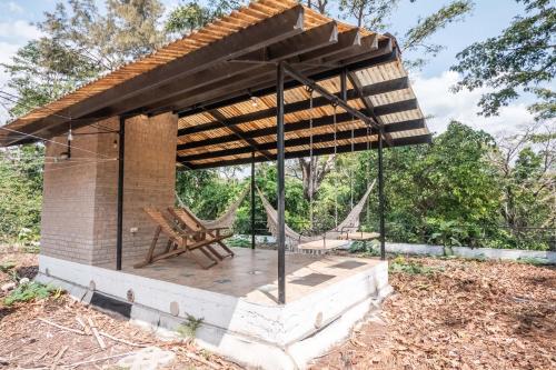 Κήπος έξω από το SAYA Nest Self-Service Home in Rainforest Nest with Kitchen - Monkeys, Bats, Pet Friendly with a Fee