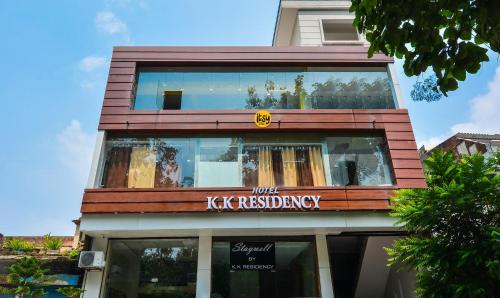 鲁尔基Itsy Hotels K K Residency Staywell的一栋建筑，上面有一块写着“我们的番茄店”的牌子