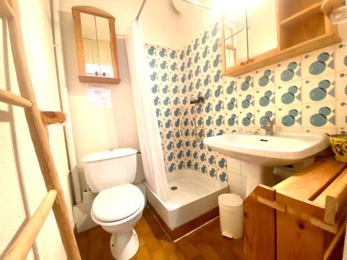 une salle de bain avec toilettes et lavabo dans l'établissement Maisonnette 6 personnes proche plage – Animaux acceptés, au Grau-du-Roi