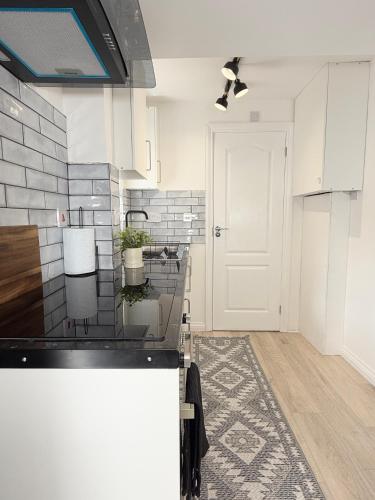 Η κουζίνα ή μικρή κουζίνα στο 'The Elegant Comfort' - A Stunning Luxury 2-Bed Flat with Private Garden & Patio - Free Parking