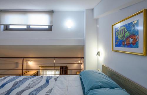 En eller flere senge i et værelse på Marthina Luxury Living