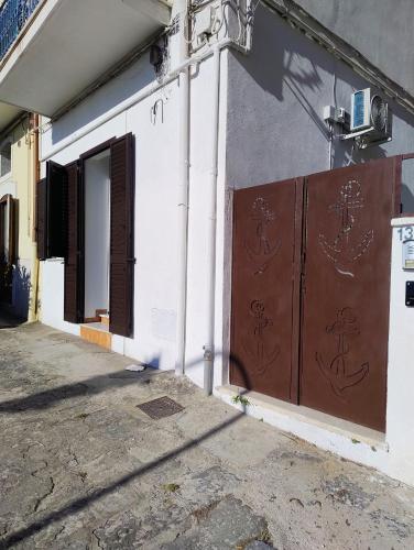 a building with two doors with writing on it at Al VICO TREDICI in Gaeta