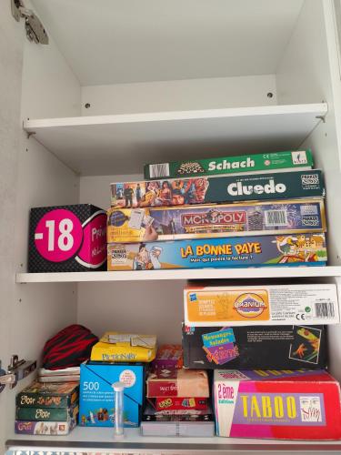 une étagère remplie de livres dans l'établissement La Grange aux fées Amnéville, à Amnéville