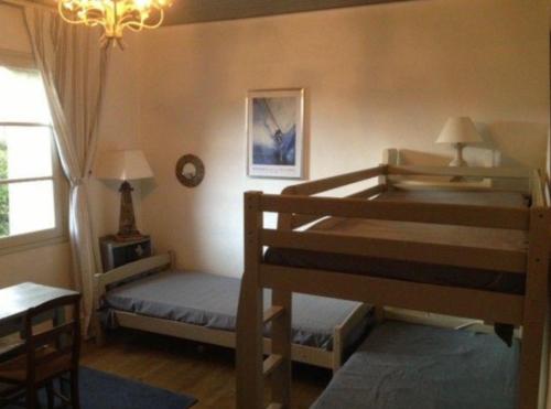 - une chambre avec des lits superposés, un bureau et une fenêtre dans l'établissement Charmante maison dans le centre d'Olonne sur mer, à Les Sables-dʼOlonne