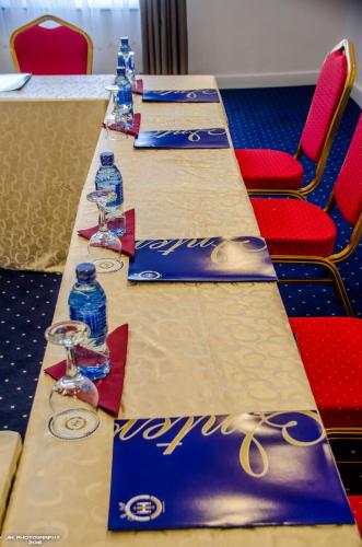 a long table with bottles of water on it at Hotel Inter Tete in Vila-de-Santiago-Maior