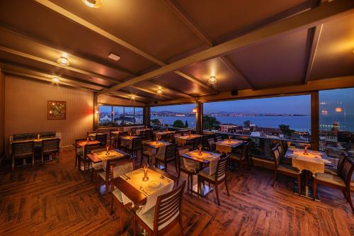 Restaurant o un lloc per menjar a Triton Hotel