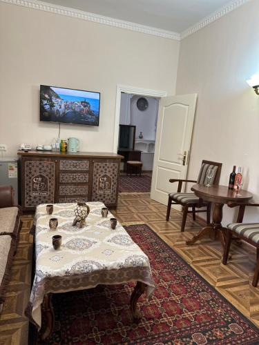 Μια τηλεόραση ή/και κέντρο ψυχαγωγίας στο Hotel OROM with real discoun,t