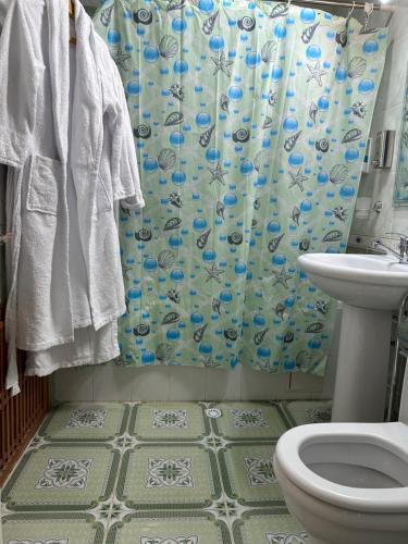 Ένα μπάνιο στο Hotel OROM with real discoun,t