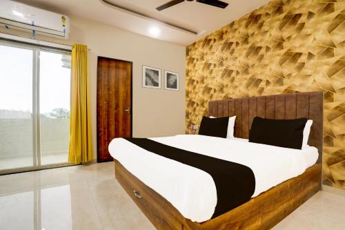 Postel nebo postele na pokoji v ubytování Hotel O Gaurav