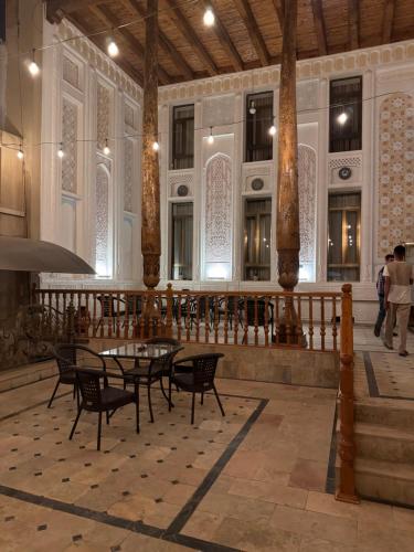Χώρος καθιστικού στο Hotel OROM with real discoun,t