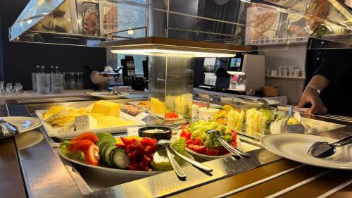 een keuken met twee borden eten op een aanrecht bij Schloss Schlemmin in Schlemmin