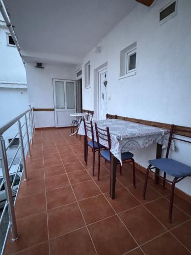 Rõdu või terrass majutusasutuses Apartmani Tošić