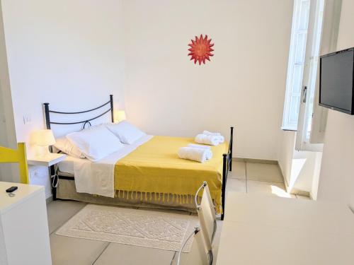 Ένα ή περισσότερα κρεβάτια σε δωμάτιο στο Villa Uliveto rooms with Kitchen & Garden