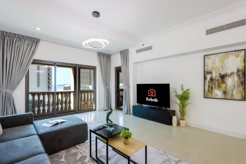 Palm Escape 1BR Steps to Beach & Nakheel Mall