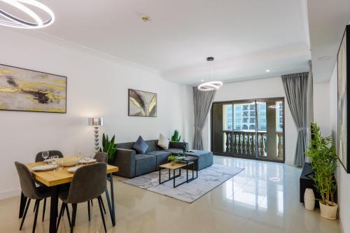 1BR in Palm Jumeirah, Walk to the Beach and Mall photo 3