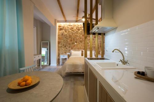 Giường trong phòng chung tại HOTEL KASTRI GARDEN APARTMENT