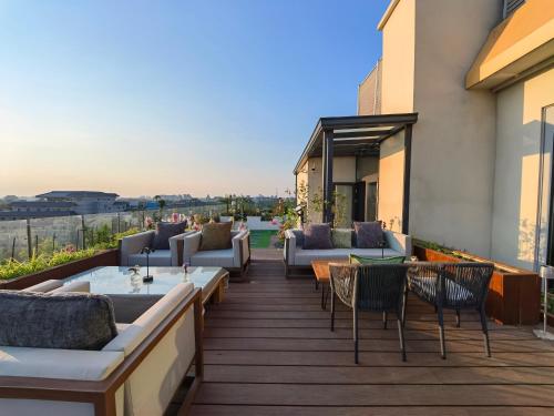Balkón nebo terasa v ubytování The Purple Horse Hotel 北京紫龙花园酒店 - Beijing Sky Garden Boutique Hotel & Rooftop Infinity Mini Pool - Near Forbidden City, Wangfujing, Tiananmen, Lama Temple - Personalised Tours