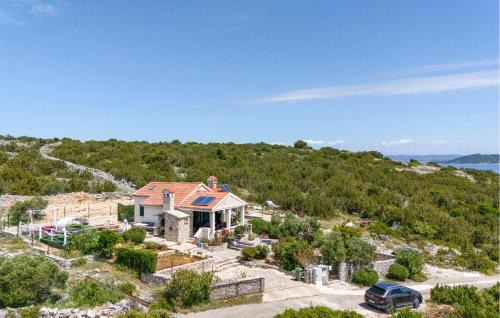 een luchtfoto van een huis op een heuvel bij Gorgeous Home In Zirje With Wifi in Žirje