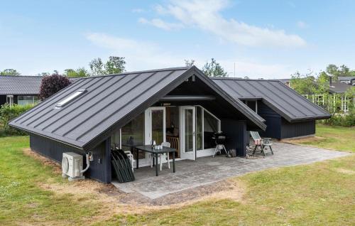 グレーノにあるCozy Home In Grenaa With Wifiの黒屋根の家