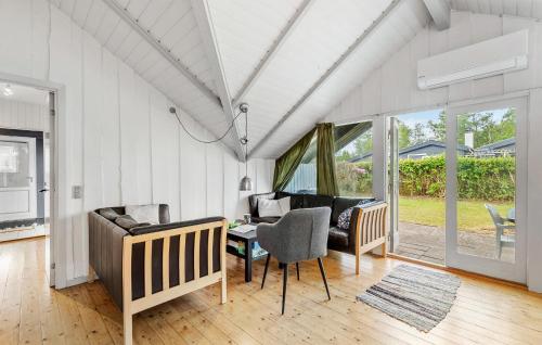 グレーノにあるCozy Home In Grenaa With Wifiのソファ2つとテーブルのあるリビングルーム