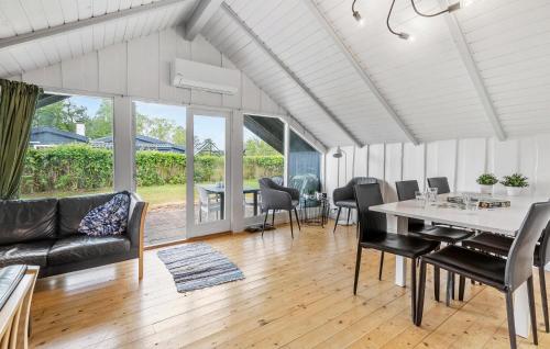 グレーノにあるCozy Home In Grenaa With Wifiのテーブルと椅子のあるリビングルーム