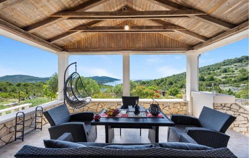 een patio met een tafel en stoelen en uitzicht bij Gorgeous Home In Zirje With Wifi in Žirje