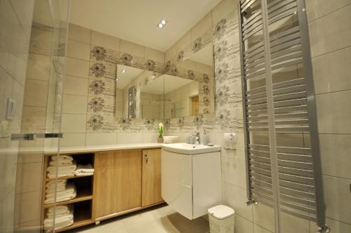 コバリにあるApartament LENA III Deluxeのバスルーム(洗面台、鏡付)