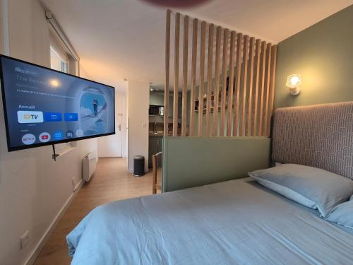 une chambre avec un lit et une télévision à écran plat dans l'établissement Studio Rouen Centre Historique 2 Personnes L'Olive, à Rouen