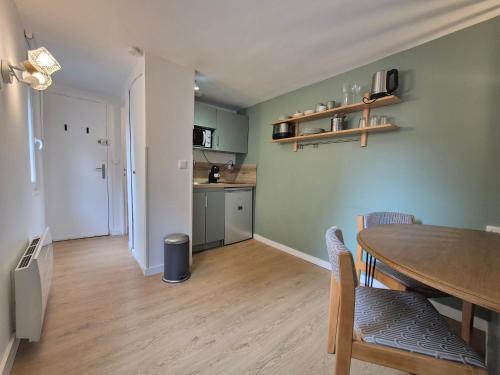 un salon avec une table et une cuisine dans l'établissement Studio Rouen Centre Historique 2 Personnes L'Olive, à Rouen
