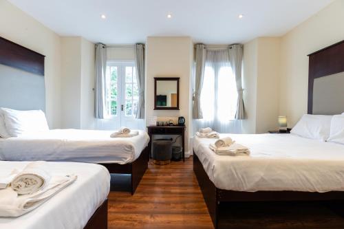 En eller flere senge i et værelse på Belmont Hotel