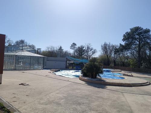 un parc avec de la neige au sol à côté d'un bâtiment dans l'établissement Paradis, à Piriac-sur-Mer