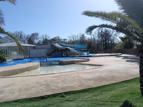 - une piscine avec un parc aquatique doté d'un toboggan dans l'établissement Paradis, à Piriac-sur-Mer