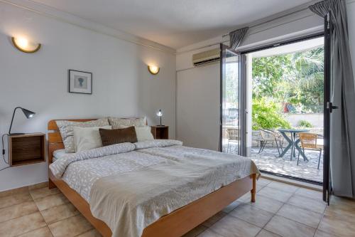 Postel nebo postele na pokoji v ubytování Guest House Jolanda