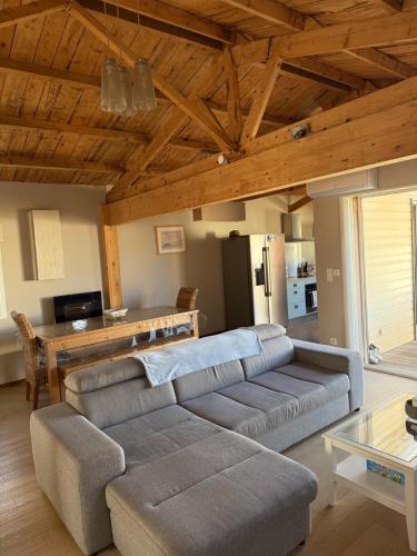 un salon avec un canapé et une table dans l'établissement CHALET GRUISSAN 10 Places 4 Chambres CONFORT & VUE sur MER, à Gruissan