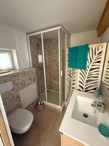 une salle de bain avec une douche, des toilettes et un lavabo dans l'établissement CHALET GRUISSAN 10 Places 4 Chambres CONFORT & VUE sur MER, à Gruissan