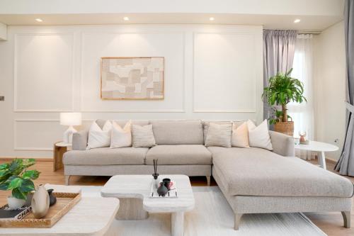 Marina Residence Tower 6 - Luxury Unit with Lake and Sea View in Palm Jumeirah