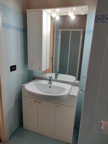 a bathroom with a white sink and a tub at A casa di Raffaella in Parma