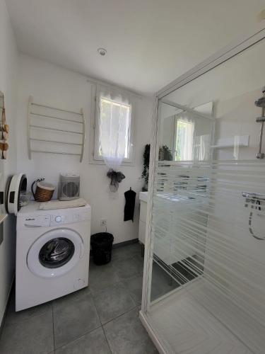 - une buanderie avec un lave-linge et une douche dans l'établissement T2 30m2 CLIMATISE AVEC JARDIN PROCHE DE LA MER, à Six-Fours-les-Plages