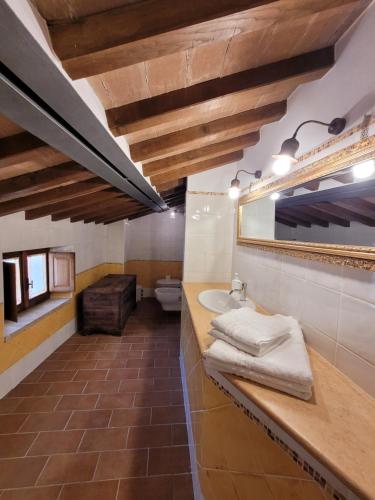 a bathroom with a sink and a mirror at Agriturismo Cardella in Piobbico