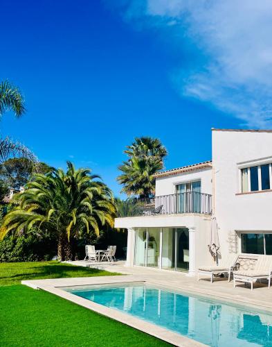 une villa avec piscine et une maison dans l'établissement Villa Doisy, à La Colle-sur-Loup