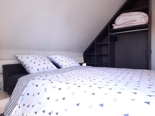 a bedroom with a bed and a black closet at d'Hopperoute in Poperinge