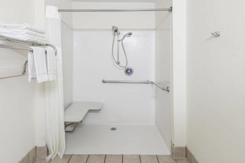Un baño de Super 8 by Wyndham Arlington Near AT&T Stadium