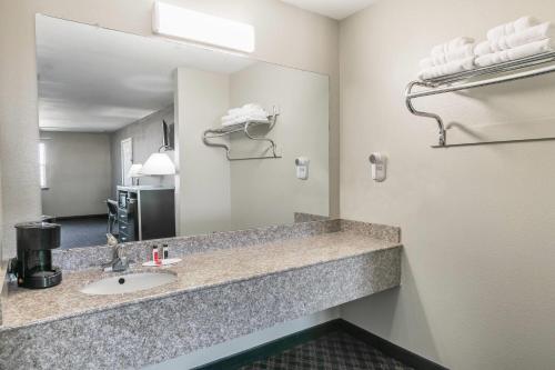 Un baño de Super 8 by Wyndham Arlington Near AT&T Stadium