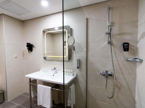 Ένα μπάνιο στο ibis Styles Istanbul Bomonti